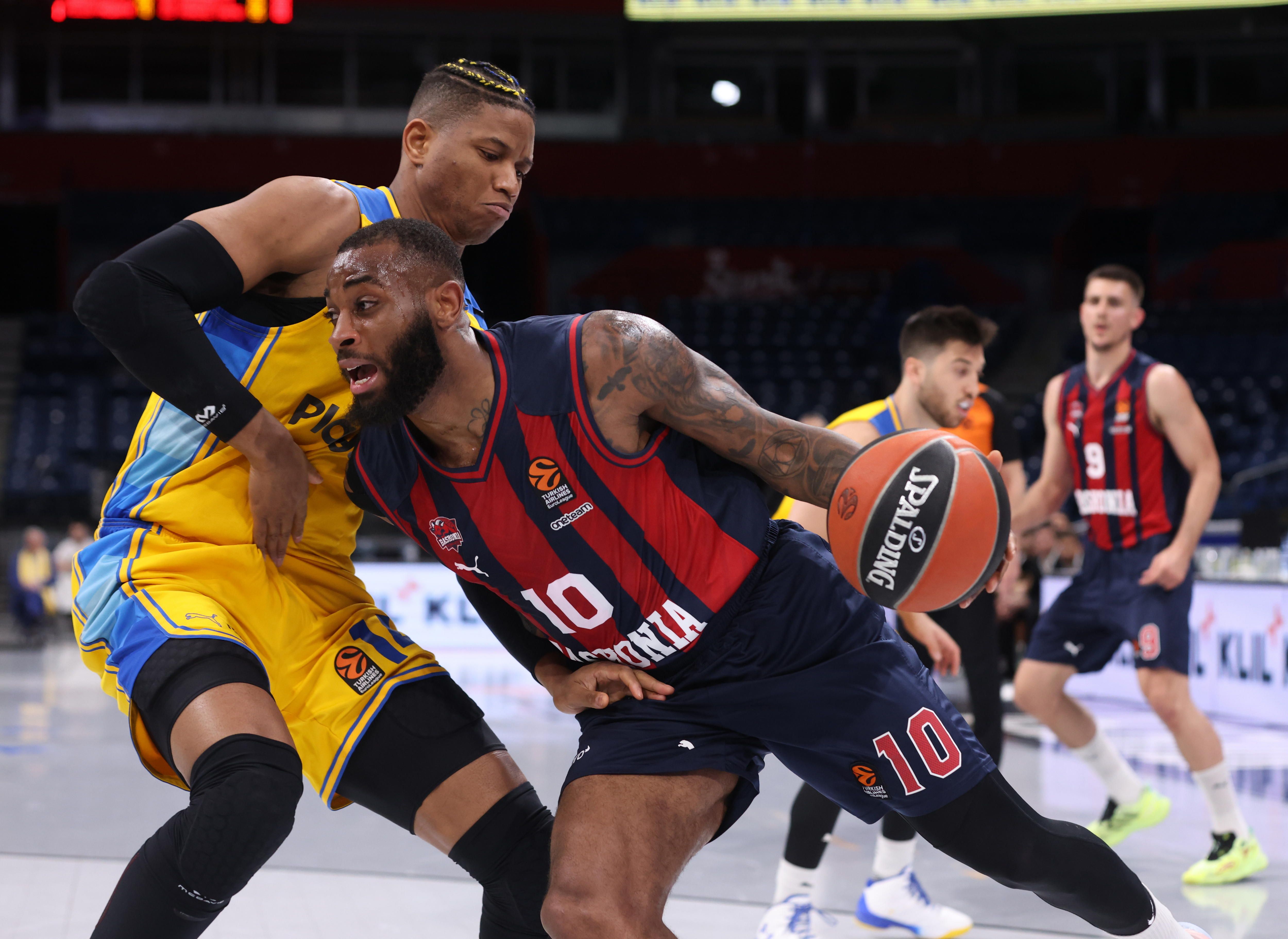 Codi Miller-McIntyre (Baskonia) eta Jasiel Rivero (Maccabi). ANDREJ CUKIC / EFE