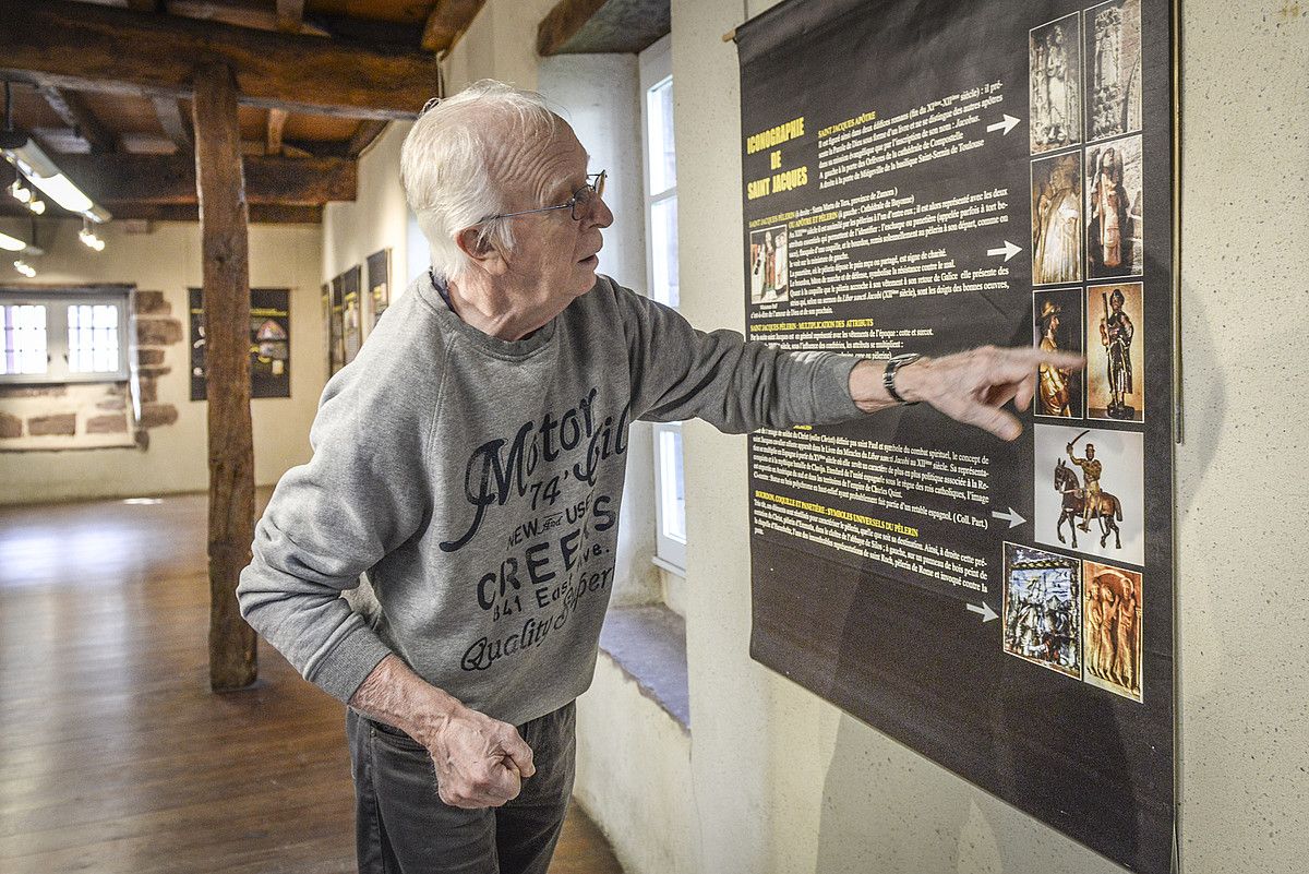 Jean-Louis Aspirot, erakusketaren inguruko azalpenak ematen. I. MIQUELESTORENA. Jean-Louis Aspirot, erakusketaren inguruko azalpenak ematen. I. MIQUELESTORENA.
