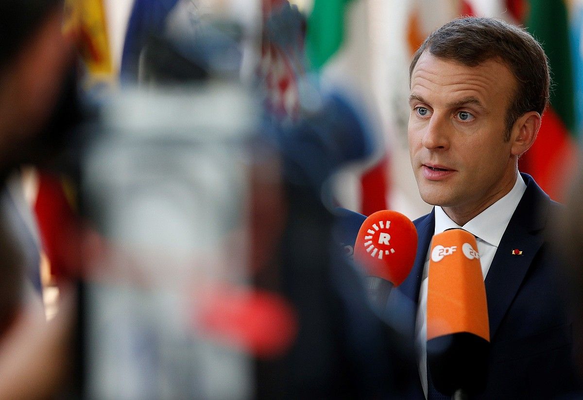 Emmanuel Macron Frantziako presidentea, atzo euroari buruzko goi bilerara iristen. JULIEN WARNAND / EFE. Emmanuel Macron Frantziako presidentea, atzo euroari buruzko goi bilerara iristen. JULIEN WARNAND / EFE.