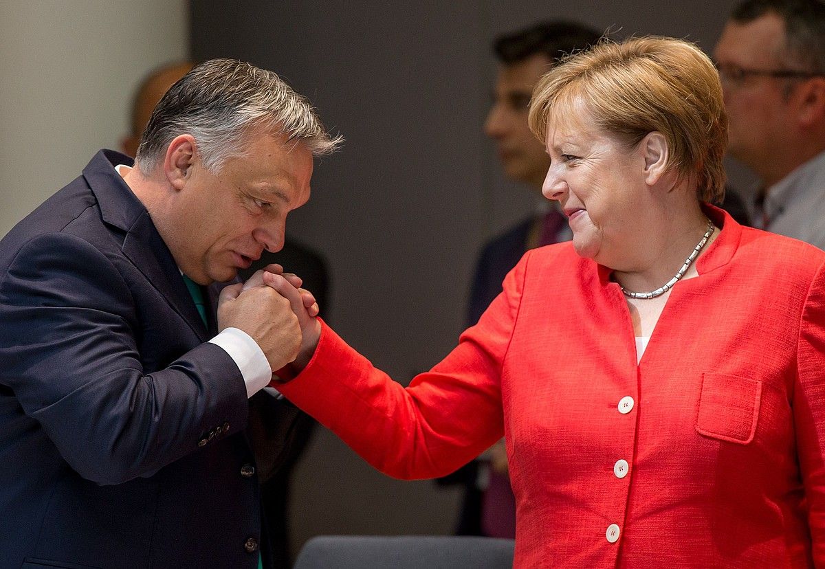 Viktor Orban Hungariako lehen ministroa eta Angela Merkel Alemaniako kantzilerra, atzo, Bruselan. STEPHANIE LECOCQ / EFE.