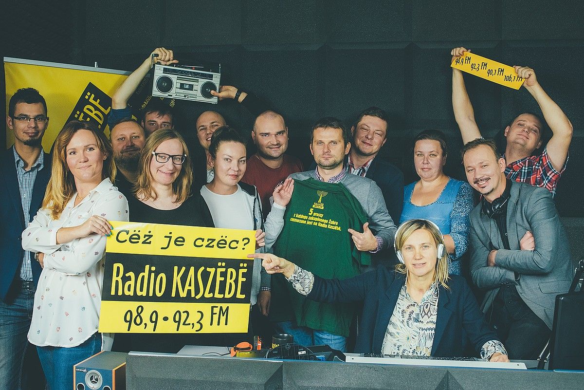 Radio Kaszebe irratiko kideak. Programazioaren erdia kaxubieraz egiten dute. SYLWESTER CISZEK.