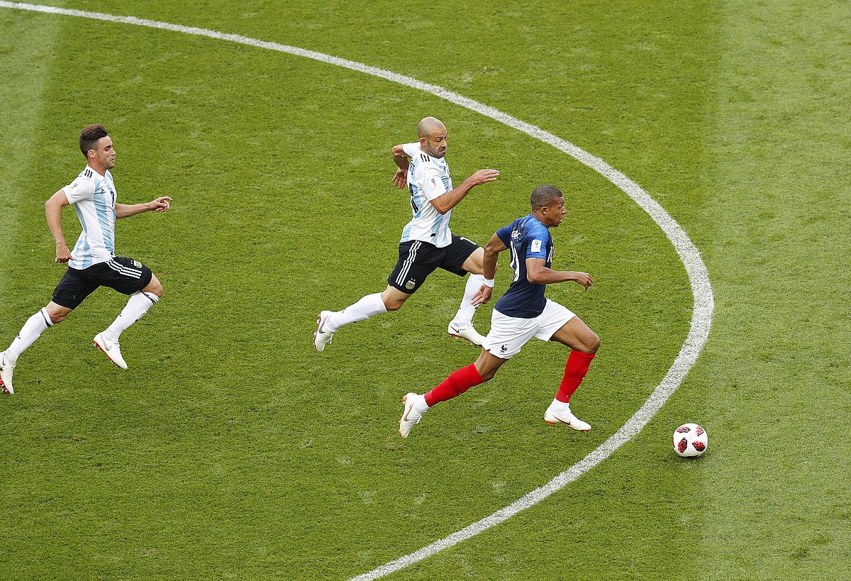 Maximiliano Meza eta Javier Mascherano, Kylian Mbappe harrapatu ezinik. Erakustaldia eman zuen aurrelari frantziarrak. ROBERT GHEMENT / EFE. Maximiliano Meza eta Javier Mascherano, Kylian Mbappe harrapatu ezinik. Erakustaldia eman zuen aurrelari frantziarrak. ROBERT GHEMENT / EFE.