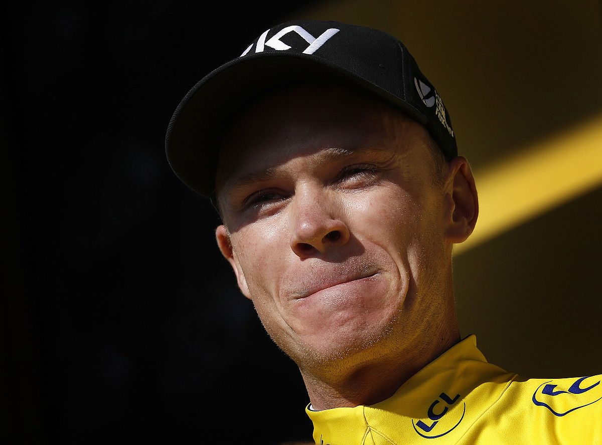 Chris Froome, maillot horia soinean duela, iaz, Frantziako Tourrean. GUILLAUME HORCAJUELO / EFE.