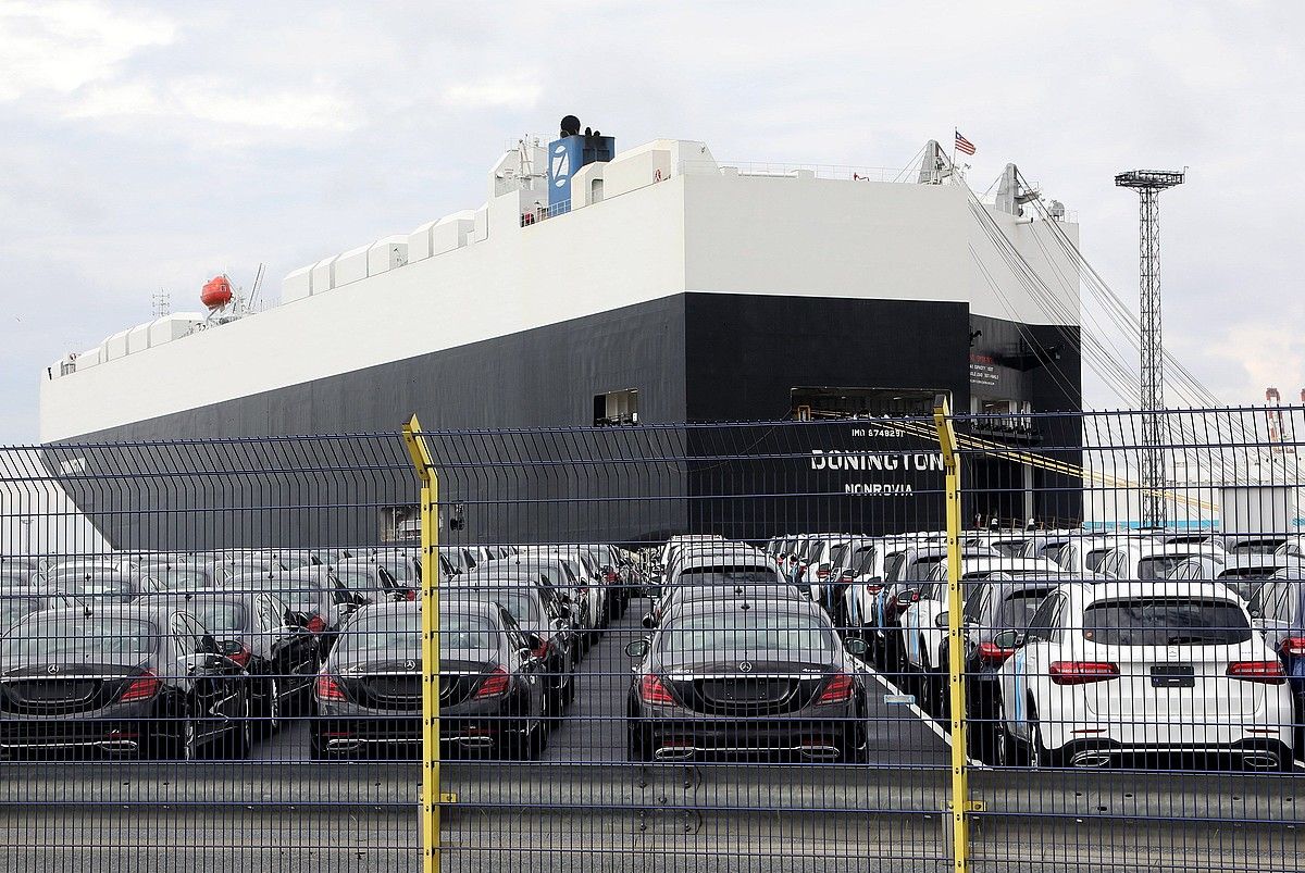 Mercedes Benz autoak Alemaniako Bremerhaven portuan, artxibiko irudi batean. FOCKE STRANGMANN / EFE.