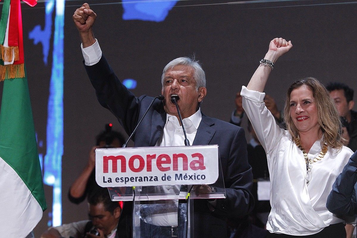 Andres Manuel Lopez Obrador hautagaia eta Beatriz Gutierrez Muller idazle eta Obradorren emaztea presidentetzarako hauteskundeetako garaipena ospatzen, herenegun gauean. SAHSENKA GUTIERREZ / EFE.