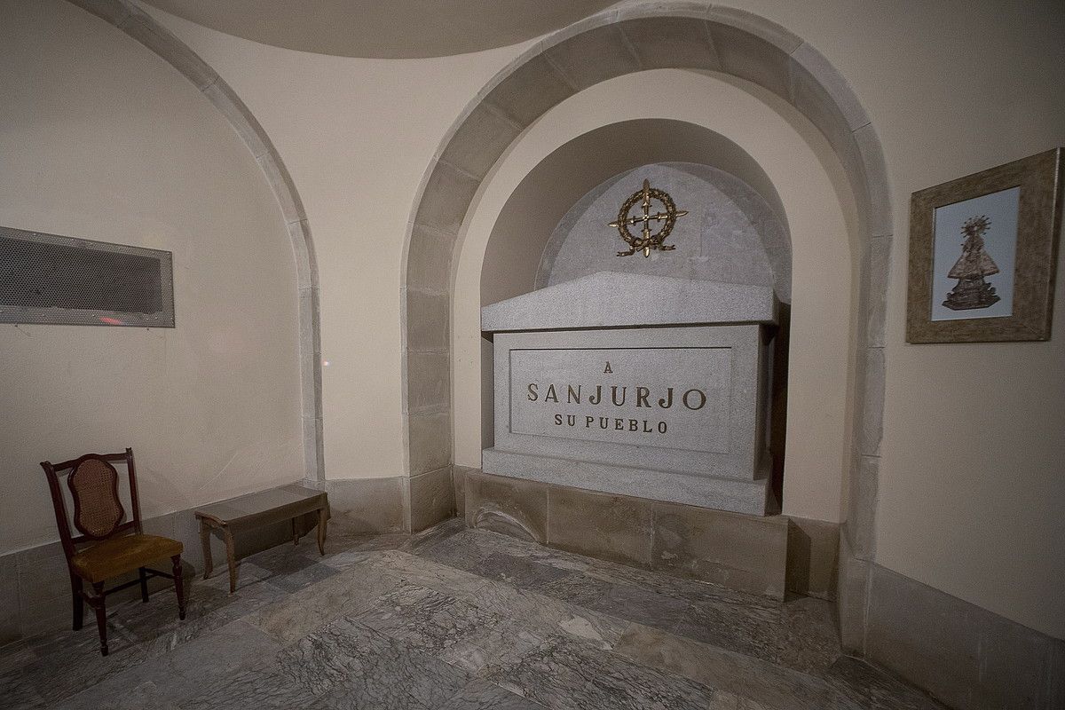 2016an atera zituen udalak Sanjurjoren arrastoak Erorien Monumentutik; irudian, kolpistaren hobia, kriptan. IÑIGO URIZ / FOKU. 2016an atera zituen udalak Sanjurjoren arrastoak Erorien Monumentutik; irudian, kolpistaren hobia, kriptan. IÑIGO URIZ / FOKU.