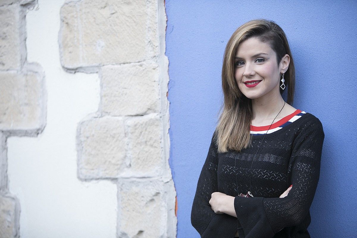 Alaia Martin batera eta bestera ibiliko da Barrubiak saiorako elkarrizketak egiten. EITB. Alaia Martin batera eta bestera ibiliko da Barrubiak saiorako elkarrizketak egiten. EITB.