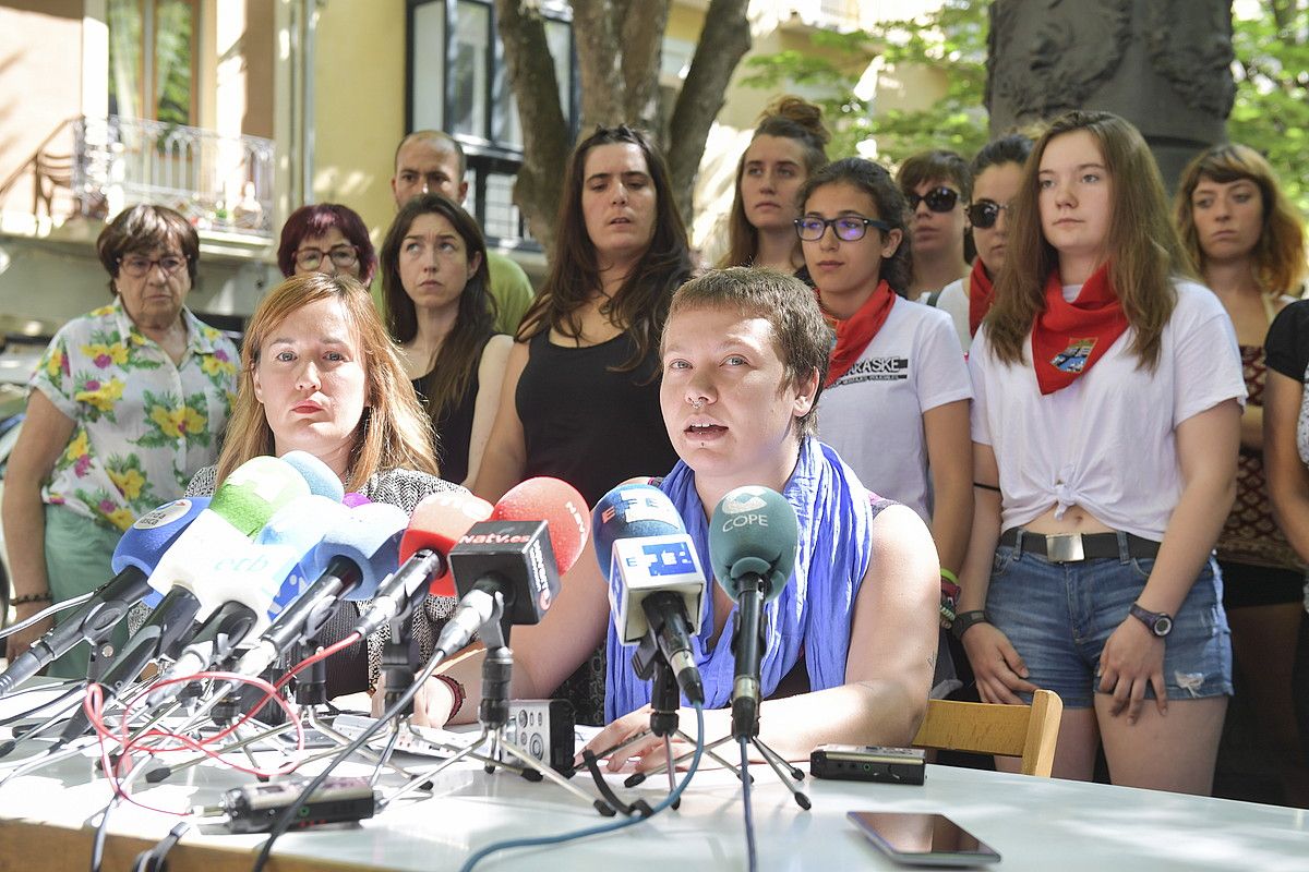 Mugimendu feministako kideek atzo egindako agerraldia. IDOIA ZABALETA / FOKU.