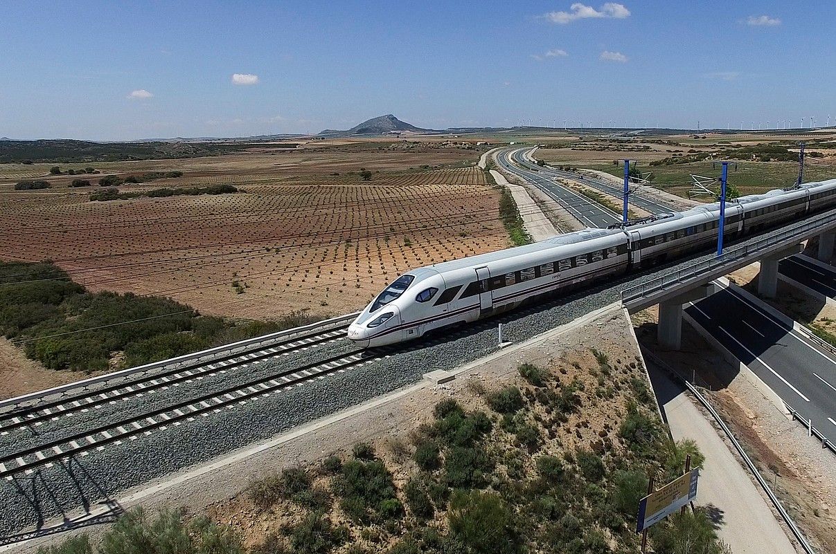 CAFen Oaris abiadura handiko tren bat, probak egiten. CAF.