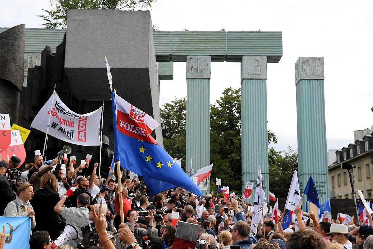 Milaka herritar Auzitegi Gorenaren aurrean, lege erreformaren aurka protestan, atzo, Varsovian. MARCIN KMIECINSKI/ EFE.