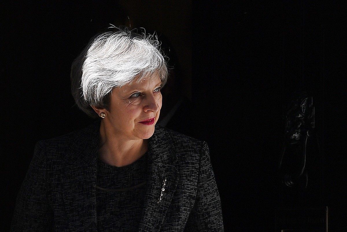Theresa May Erresuma Batuko lehen ministroa, artxiboko irudi batean, Downing Streeteko egoitzaren sarreran. ANDY RAIN / EFE. Theresa May Erresuma Batuko lehen ministroa, artxiboko irudi batean, Downing Streeteko egoitzaren sarreran. ANDY RAIN / EFE.