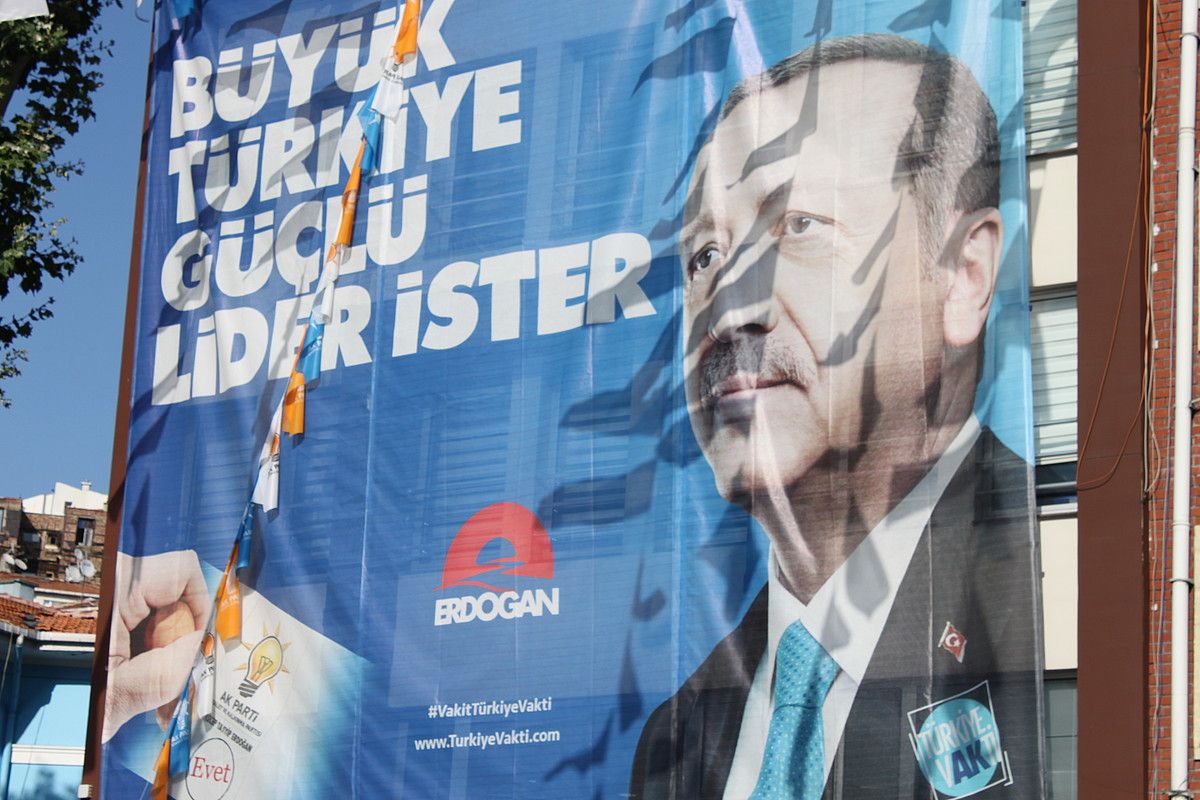Recep Tayyip Erdogan presidentearen lidergoa goraipatzen duen kartel bat, Istanbulen. AITOR TXABARRI.