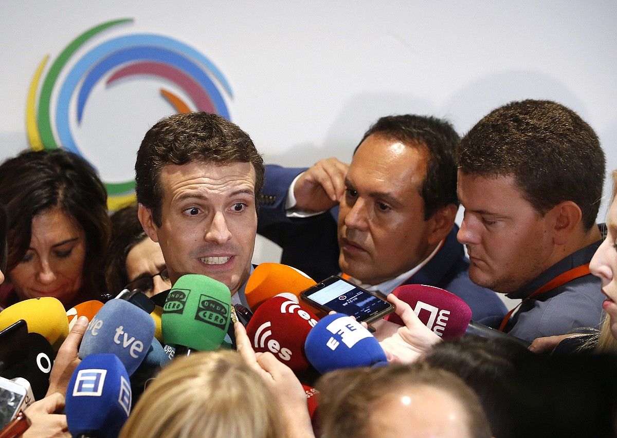 Pablo Casado PPko presidente izateko hautagaia, atzo, kazetarien galderei erantzuten. JAVIER LIZON / EFE. Pablo Casado PPko presidente izateko hautagaia, atzo, kazetarien galderei erantzuten. JAVIER LIZON / EFE.