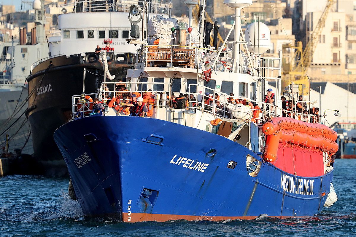 Lifeline ontzia, Valletako portuan sartzen ekainaren 27an. DOMENIC AQUILINA / EFE.