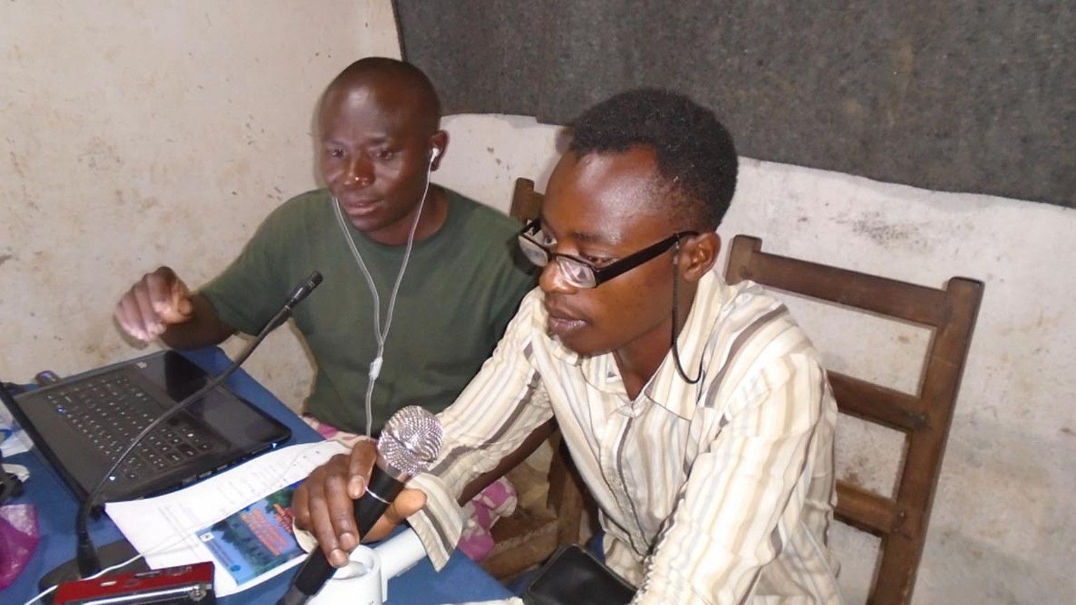Pingako REPI FM irratiak kinyanga hizkuntzan emititzen du Kongoko ipar-ekialdeko Kivu eskualdean. THADEE TWENDI.