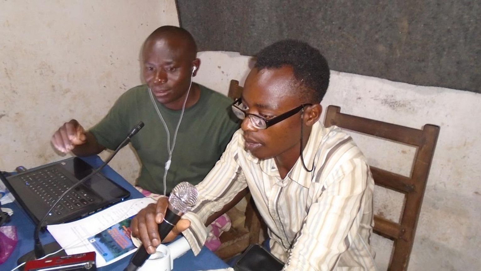 Pingako REPI FM irratiak kinyanga hizkuntzan emititzen du Kongoko ipar-ekialdeko Kivu eskualdean. THADEE TWENDI. Pingako REPI FM irratiak kinyanga hizkuntzan emititzen du Kongoko ipar-ekialdeko Kivu eskualdean. THADEE TWENDI.