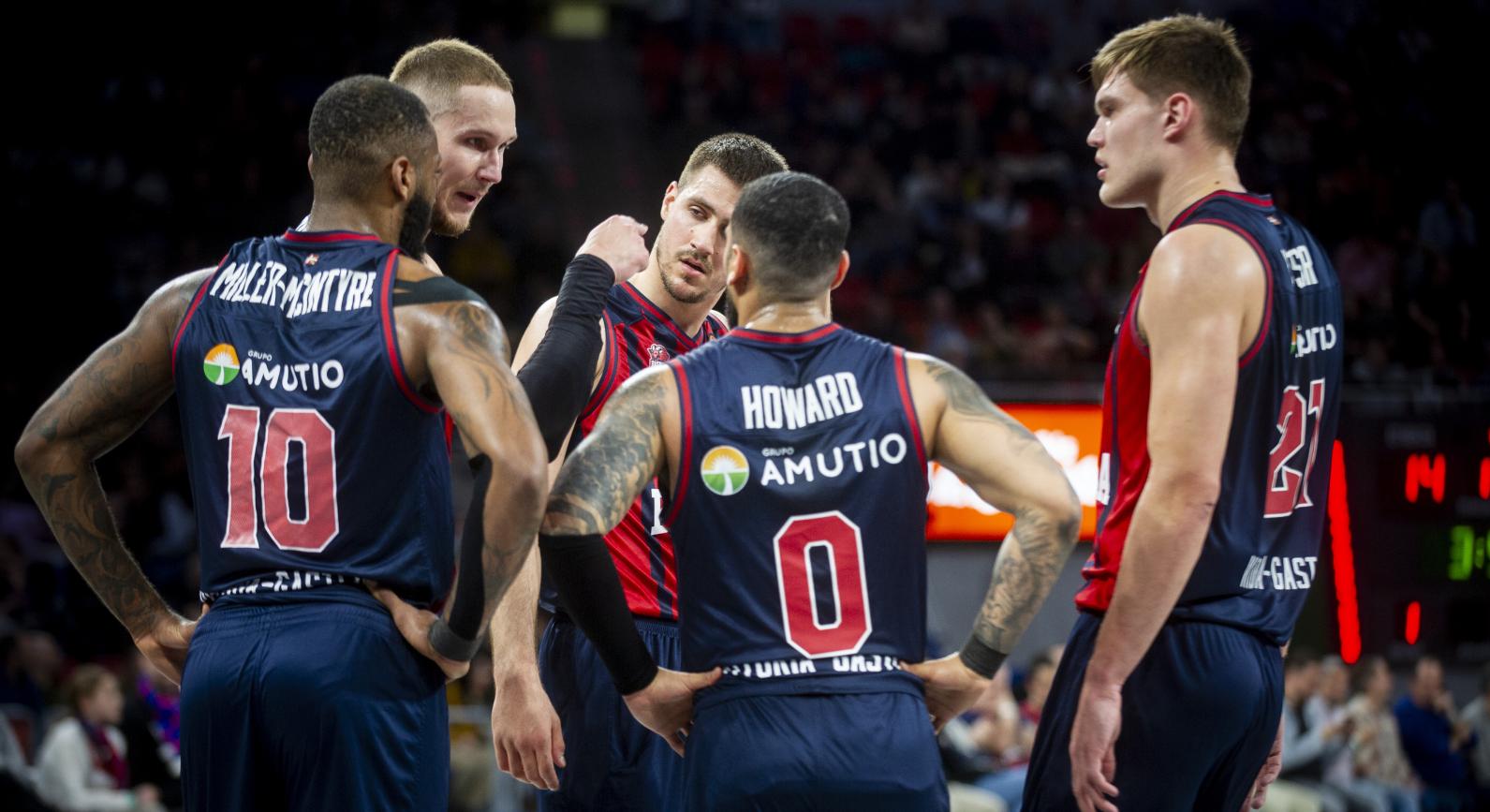 Baskoniako jokalariak, elkarren artean hitz egiten, Euroligako partida batean. Jaizki Fontaneda/FOKU