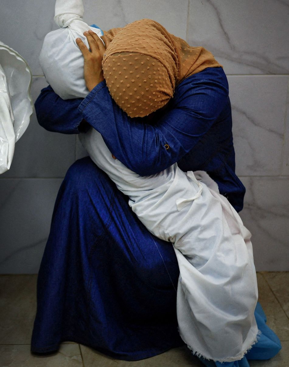 World Press Photo sarietako argazki irabazlea. Gazan hildako iloba besoetan duen izeba ageri da irudian. MOHAMMED SALEM / REUTERS World Press Photo sarietako argazki irabazlea. Gazan hildako iloba besoetan duen izeba ageri da irudian. MOHAMMED SALEM / REUTERS