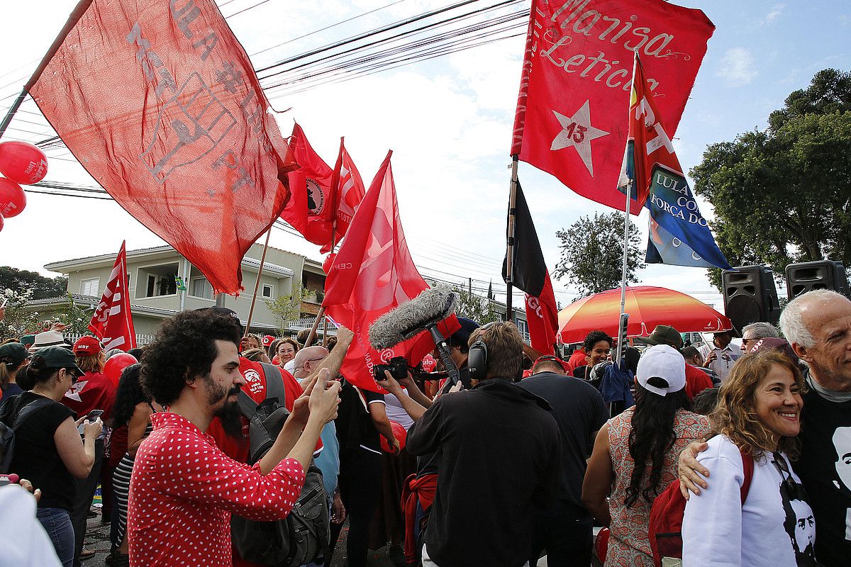Lula da Silva Brasilgo presidente ohiaren jarraitzaileak bildu ziren igandean, askatuko zutelakoan. HEDESON ALVES / EFE. Lula da Silva Brasilgo presidente ohiaren jarraitzaileak bildu ziren igandean, askatuko zutelakoan. HEDESON ALVES / EFE.