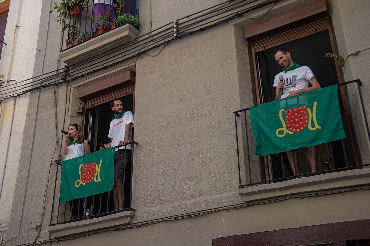 Alaia Martin, Julio Soto eta Sustrai Colina atzoko bertso saioan. LANDER ARROIABE OLAGORTUA / FOKU.