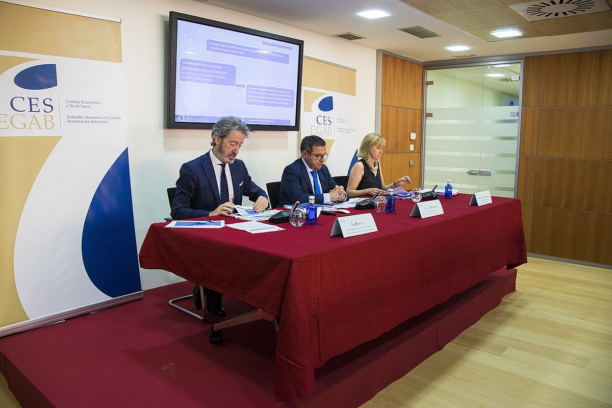 KESeko ordezkariak, atzo: Jon Barrutia, Francisco Jose Huidobro eta Arantza Unzurrunzaga. JUNE PRIETO / FOKU. KESeko ordezkariak, atzo: Jon Barrutia, Francisco Jose Huidobro eta Arantza Unzurrunzaga. JUNE PRIETO / FOKU.