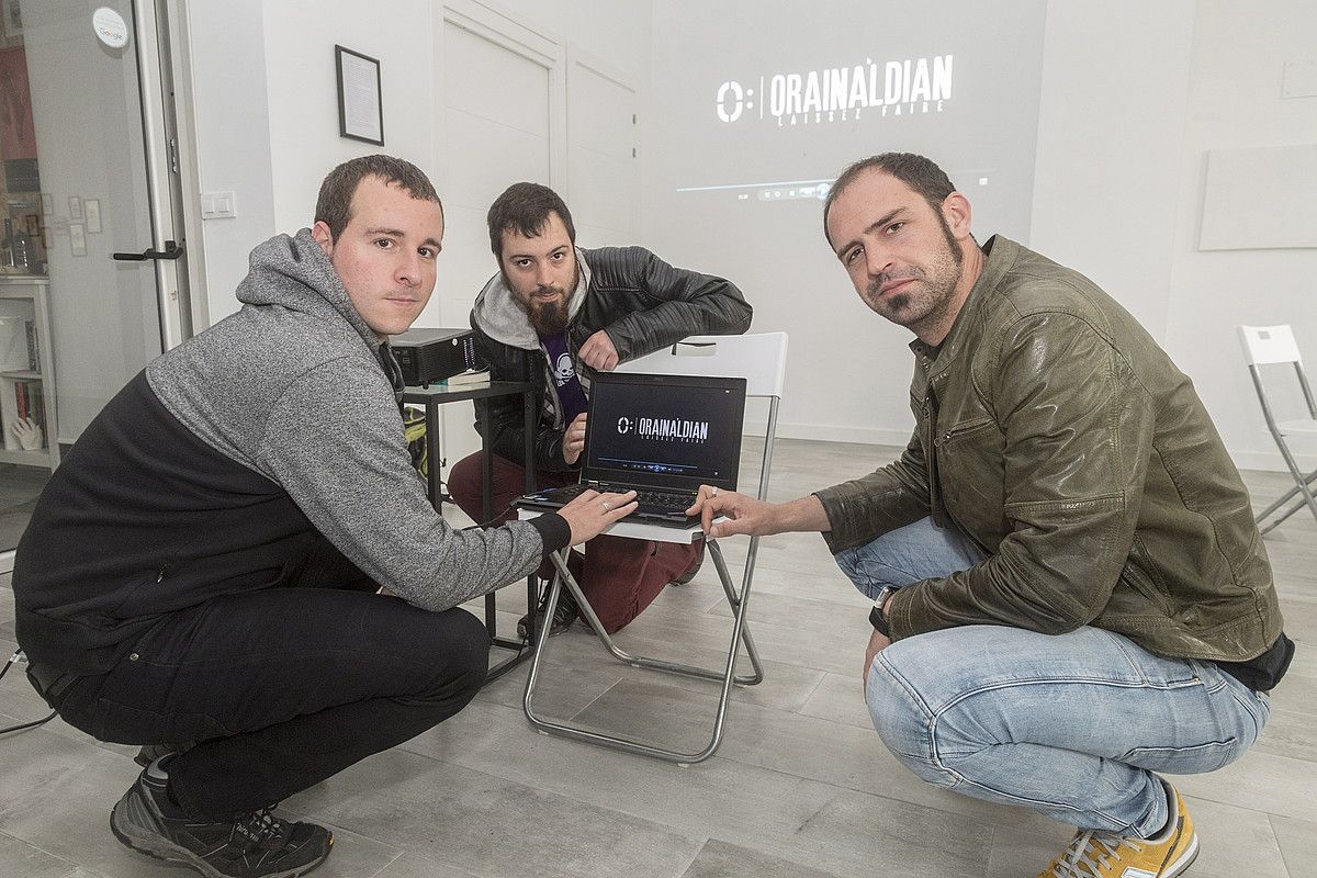 Iñaki Landa, Mikel Saenz de Buruaga eta Gindi Auzmendi dokumentalaren egileak, ARTgia espazioan, Gasteizen. JUANAN RUIZ / FOKU.