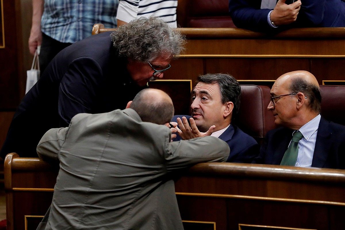 ERCko Joan Tarda, EAJko Aitor Esteban eta Mikel Legardarekin, atzo, Espainiako Kongresuan. JUAN CARLOS HIDALGO / EFE. ERCko Joan Tarda, EAJko Aitor Esteban eta Mikel Legardarekin, atzo, Espainiako Kongresuan. JUAN CARLOS HIDALGO / EFE.