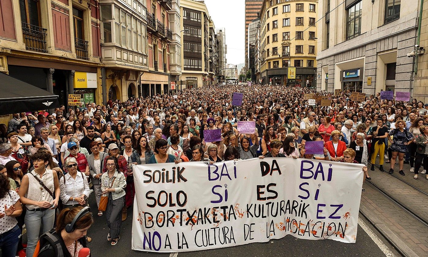 Sanferminetako bortxaketaren epaiak eragindako protesta bat, Bilbon, epaitegien aurrean. MIGUEL TOÑA / EFE. Sanferminetako bortxaketaren epaiak eragindako protesta bat, Bilbon, epaitegien aurrean. MIGUEL TOÑA / EFE.