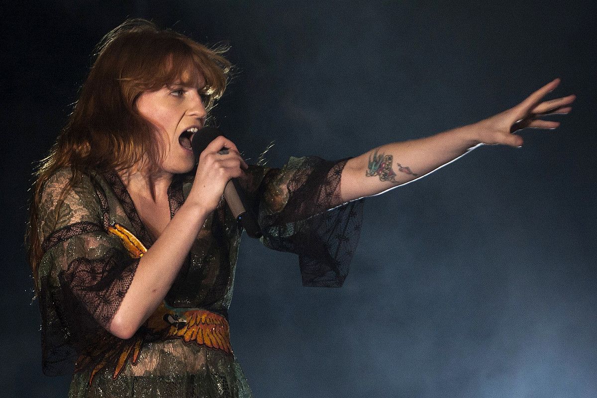 Florence and The Machine. Florence Welch abeslaria, taldearen ahots bereizgarria, Bartzelonan emandako kontzertu batean. QUIQUE GARCÍA / EFE.