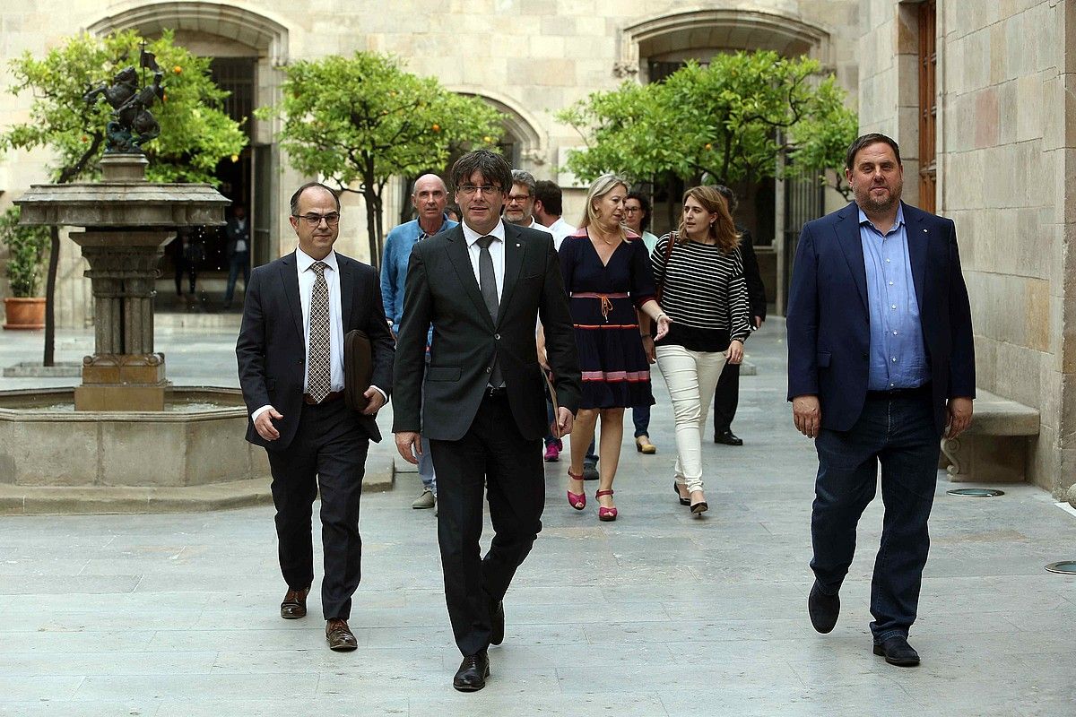Jordi Turull, Carles Puigdemont eta Oriol Junqueras, iazko maiatzean, Generalitatearen jauregian. TONI ALBIR / EFE. Jordi Turull, Carles Puigdemont eta Oriol Junqueras, iazko maiatzean, Generalitatearen jauregian. TONI ALBIR / EFE.