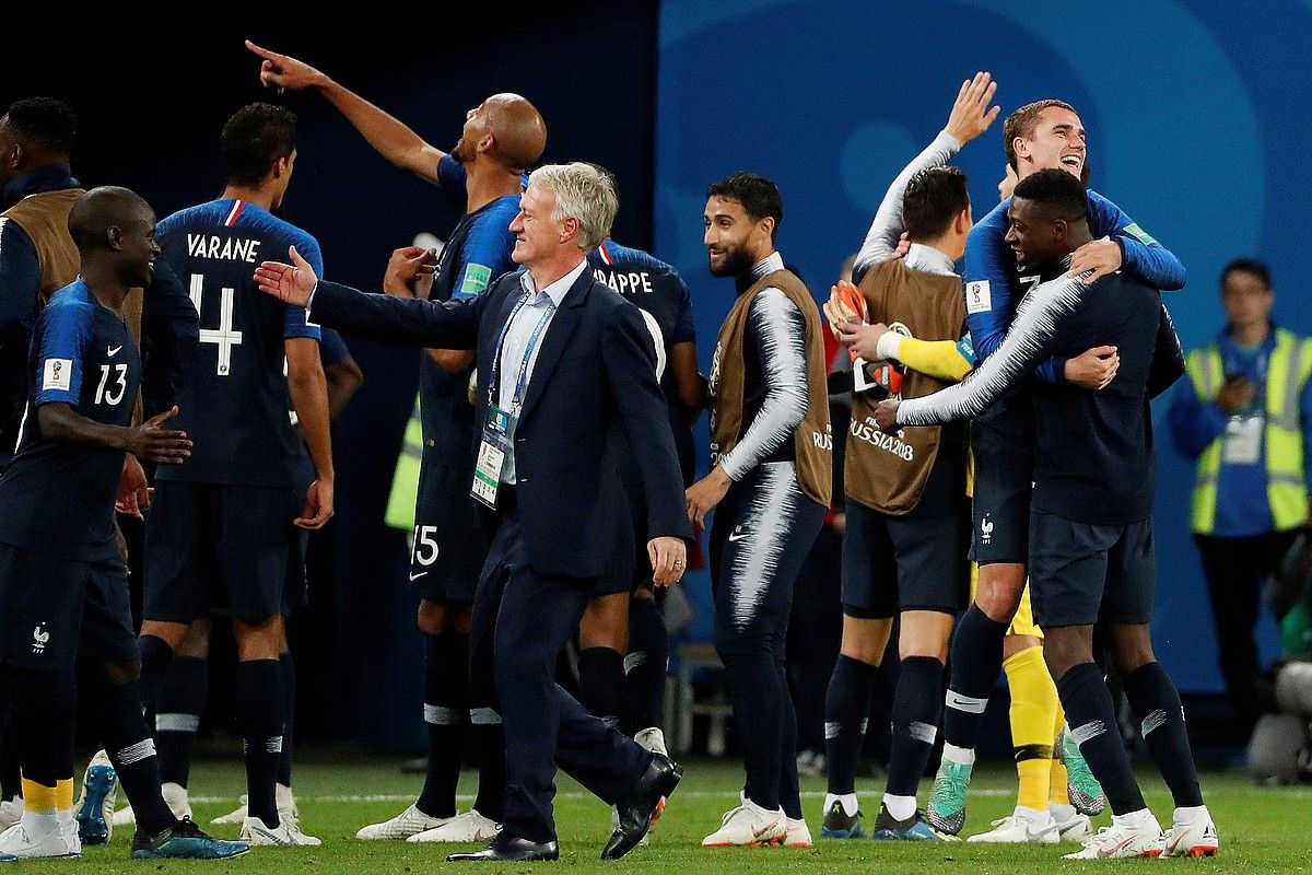 Didier Deschamps Frantziako selekzioko hautatzaile baionarra, finalera sailkatu izana jokalariekin ospatzen. JUAN HERRERO / EFE. Didier Deschamps Frantziako selekzioko hautatzaile baionarra, finalera sailkatu izana jokalariekin ospatzen. JUAN HERRERO / EFE.