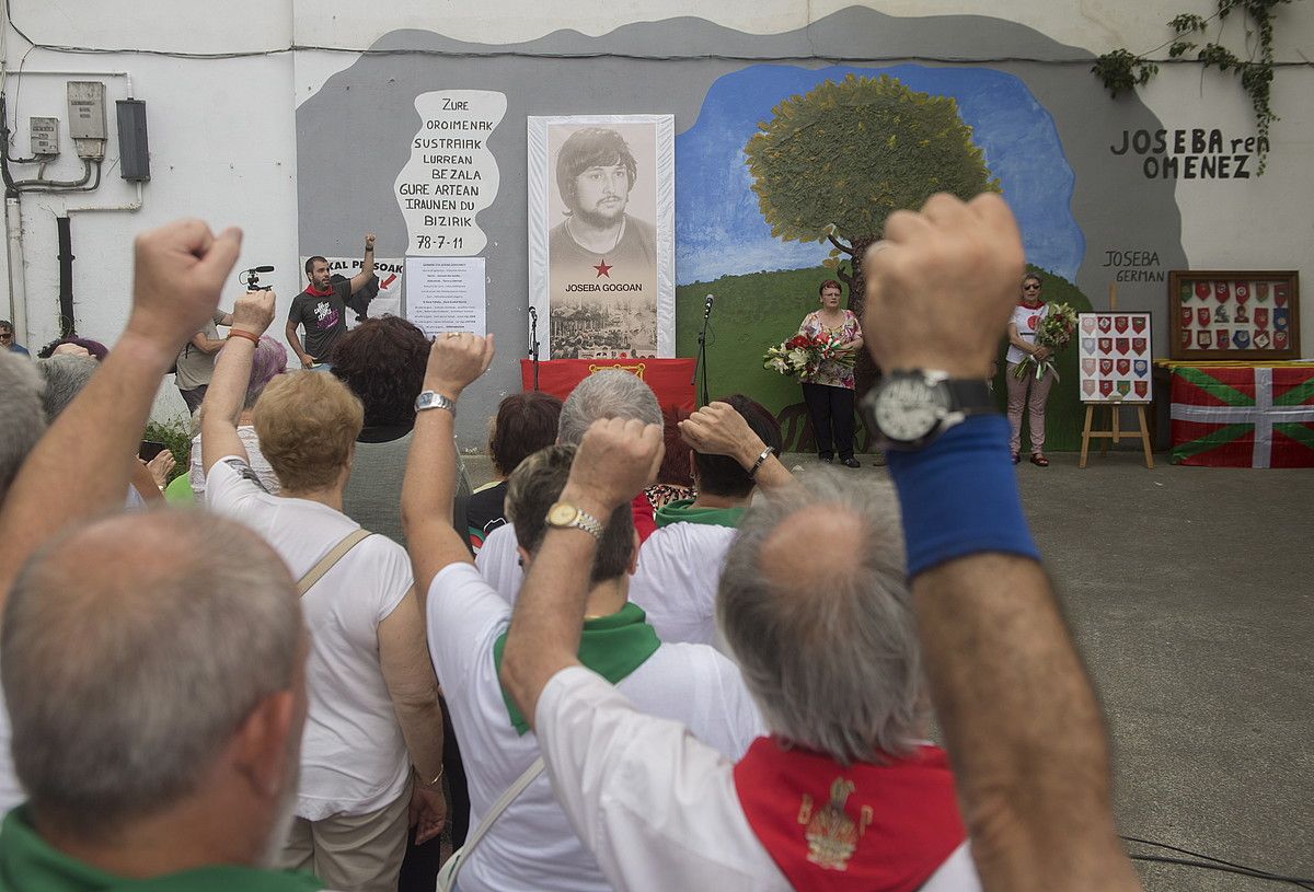 Joseba Barandiaranen omenez Astigarragan egindako omenaldia, atzo. JON URBE / FOKU.