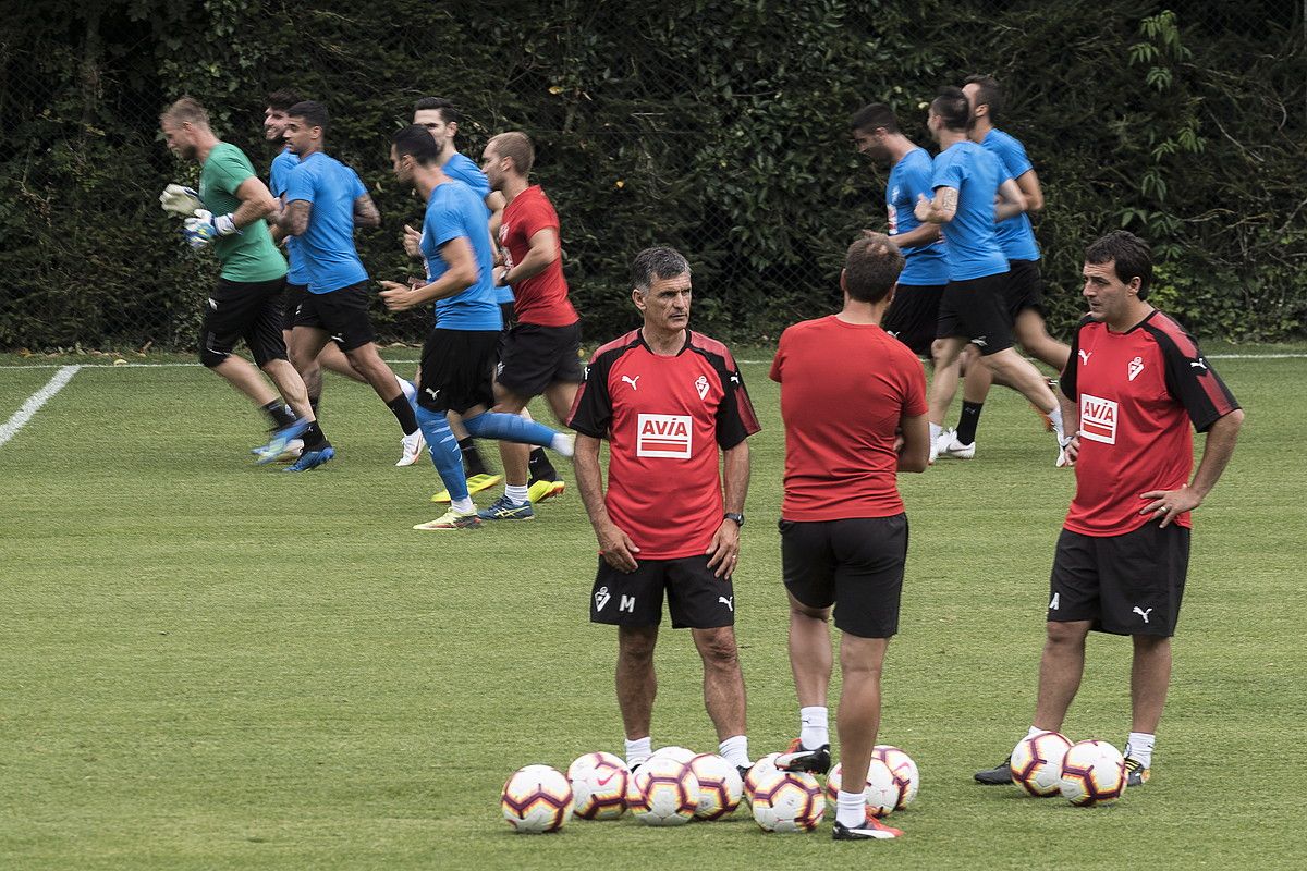 Jose Luis Mendilibar, Iñaki Bea eta Andoni Azkargorta, atzo, Atxabalpen, sasoi-aurreko lehen lan saioan. GORKA RUBIO / FOKU.