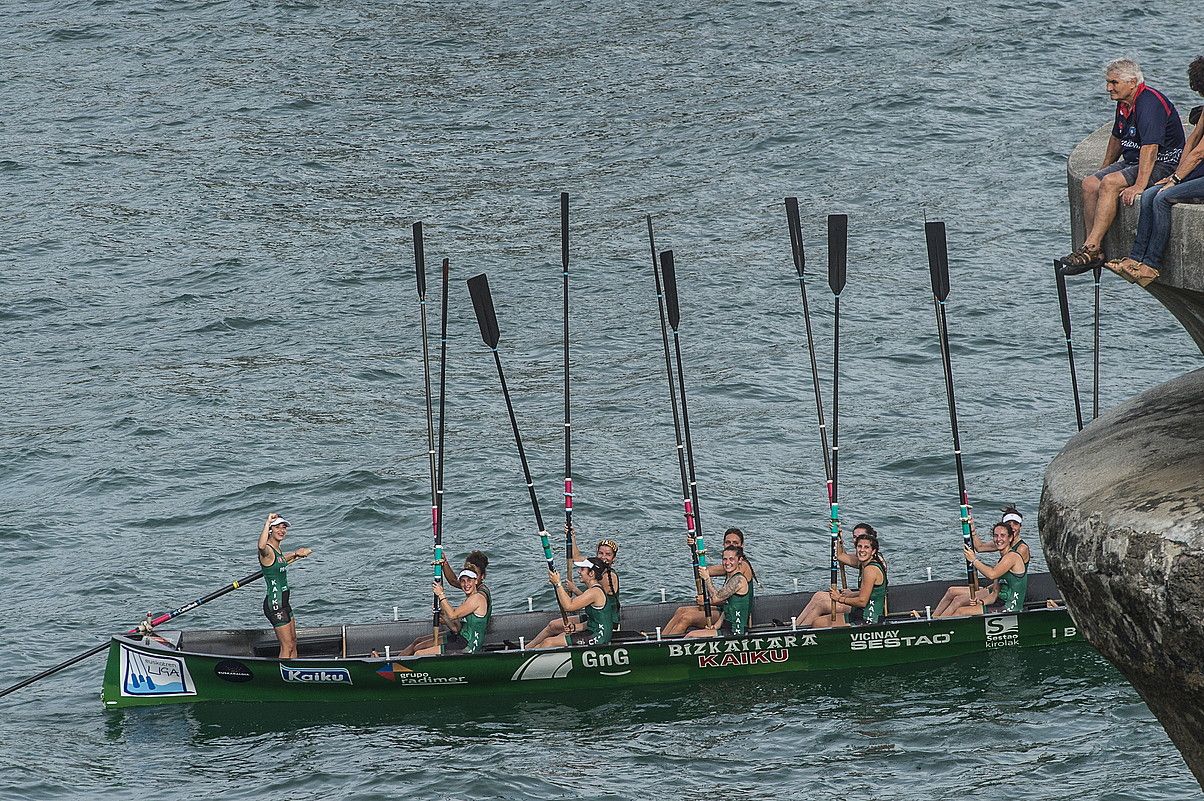 Goitik behera, Hondarribia, San Juan, Urdaibai eta Kaiku, garaipena ospatzen, atzo. MARISOL RAMIREZ ETA JUAN CARLOS RUIZ / FOKU.