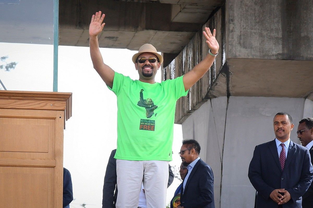 Abiy Ahmed bere jarraitzaileak agurtzen, Addis Abeban, artxiboko irudi batean. EFE.