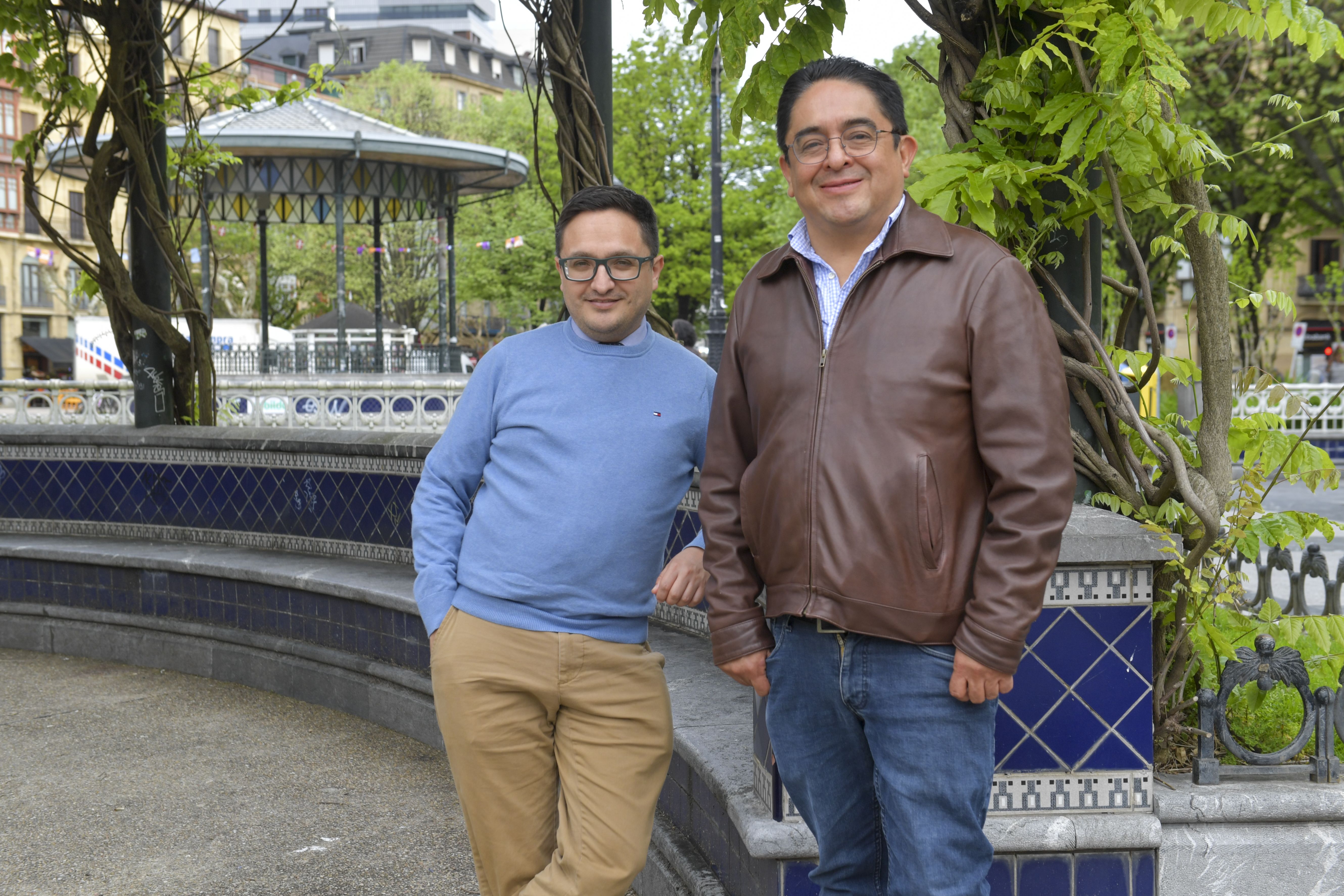 Juan Francisco Sandoval eta Jordan Rodas, Guatemalako bi exiliatuak,  Donostian. IDOIA ZABALETA / FOKU