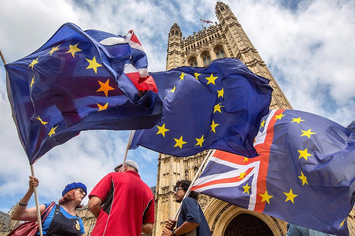 Zenbait manifestari brexit-ari buruzko bigarren erreferendum bat eskatzen, joan den asteartean, Londresen. RICK FINDLER / EFE. Zenbait manifestari brexit-ari buruzko bigarren erreferendum bat eskatzen, joan den asteartean, Londresen. RICK FINDLER / EFE.