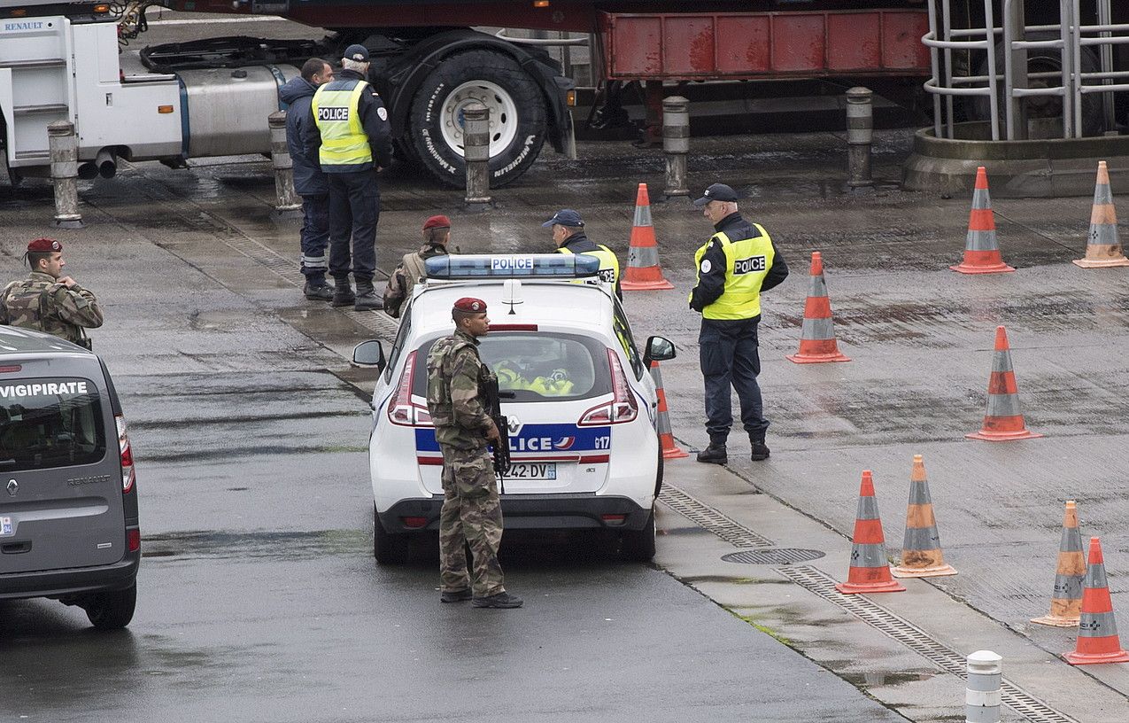 Frantziako Poliziaren eta militarren kontrola, Irun eta Biriatu arteko mugan, iazko maiatzean. JAGOBA MANTEROLA / FOKU.