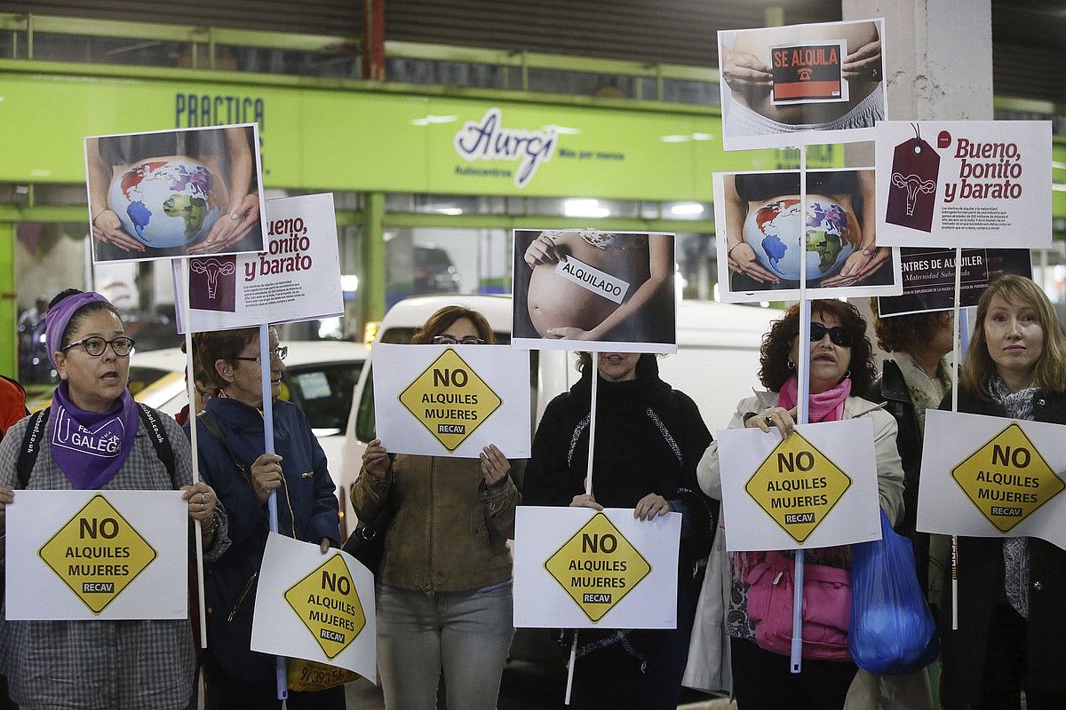 Haurduntze subrogatuaren aurkako protesta bat, artxiboko irudi batean. F. ALVARADO / EFE.