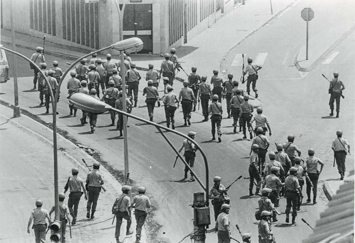 Polizia Armatuak Errenterian, 1978ko uztailaren 13an. JESUS MARI PEMAN. Polizia Armatuak Errenterian, 1978ko uztailaren 13an. JESUS MARI PEMAN.