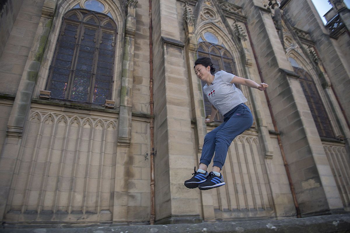 Fenchao Li Cristina traceur-a, Artzain Onaren katedraleko hormetan salto egiten. JUAN CARLOS RUIZ / FOKU.