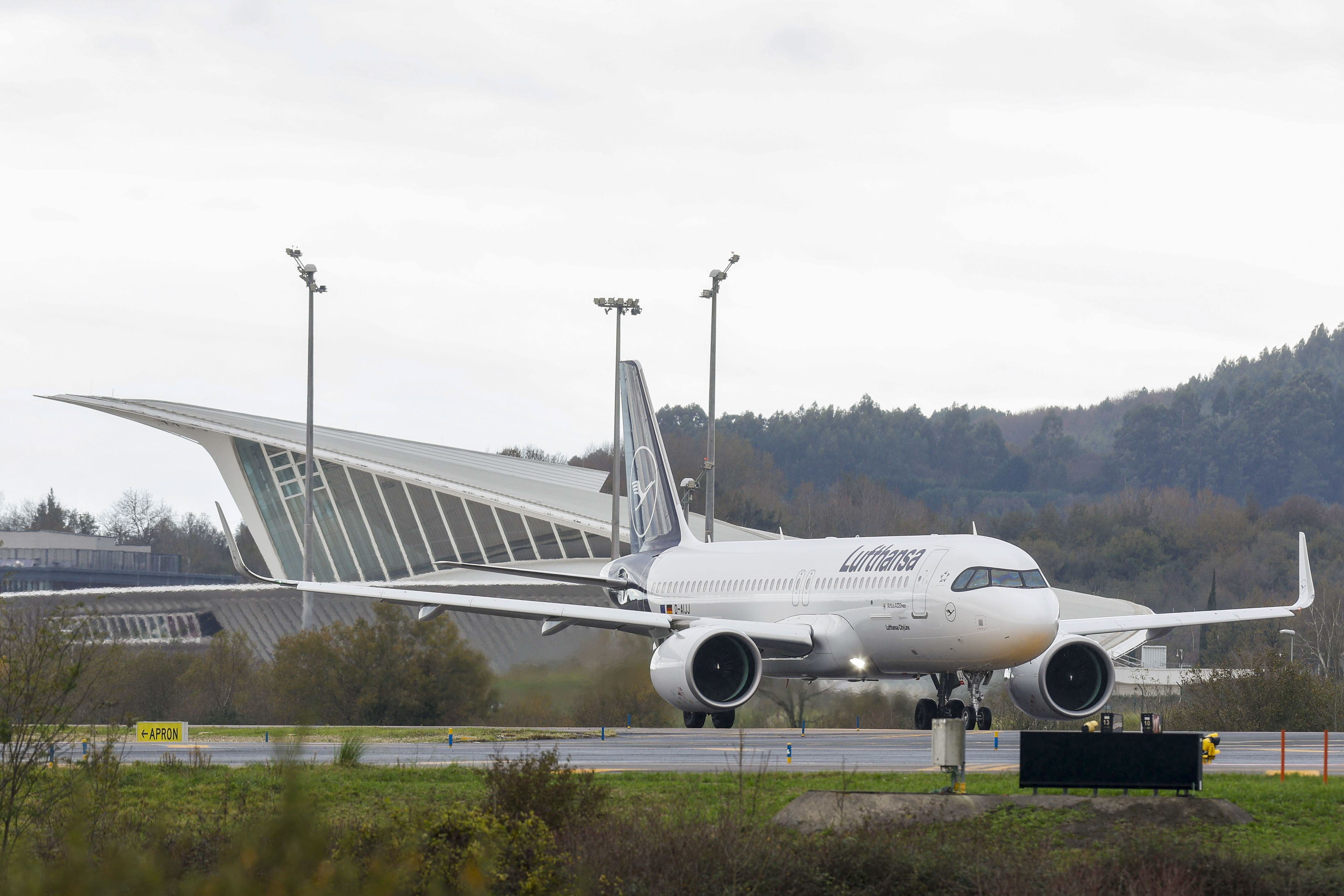 Lufthansa konpainiako hegazkin bat Loiuko aireportuan aireratzen. MIGUEL TOÑA / EFE