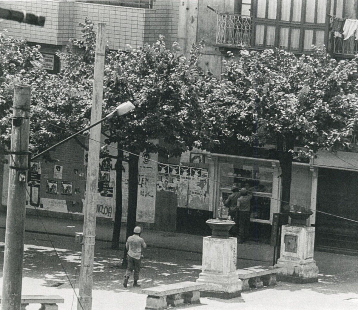 Polizia armatua 1978ko uztailaren 13an Errenterian, lapurretan. JOSE MARIA PEMAN.