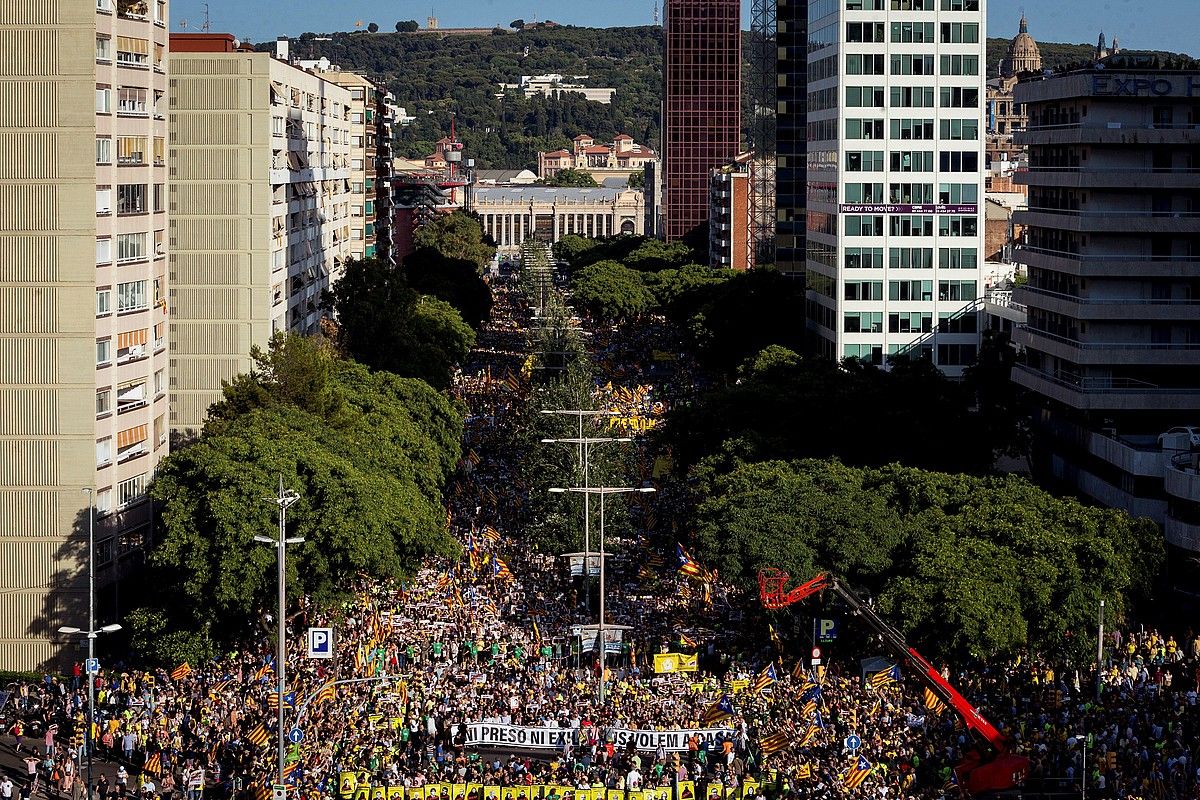 Manifestazioan parte hartu zutenak, Tarragona kalean gora, atzo Bartzelonan. Antolatzaileen esanetan, 200.000 lagun bildu zituen mobilizazioak. E. FONTCUBERTA. / EFE.