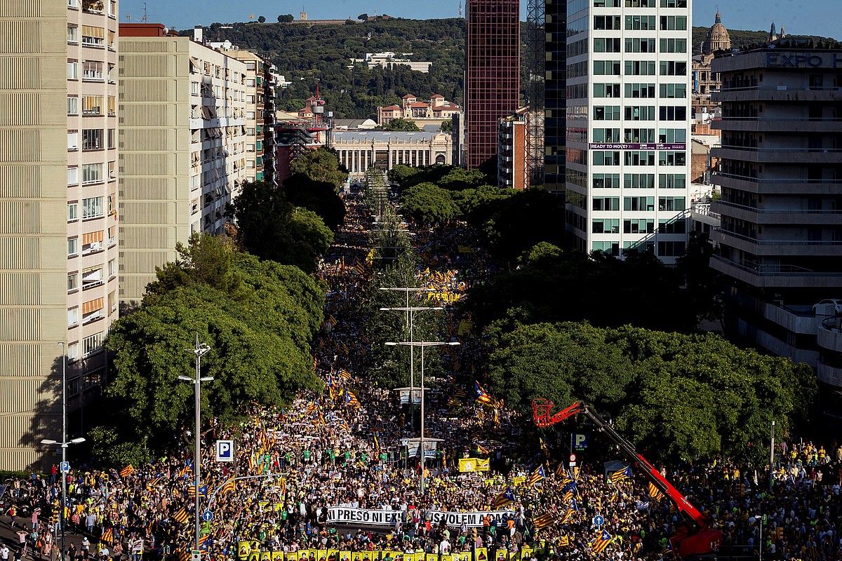 Manifestazioan parte hartu zutenak, Tarragona kalean gora, atzo Bartzelonan. Antolatzaileen esanetan, 200.000 lagun bildu zituen mobilizazioak. E. FONTCUBERTA. / EFE. Manifestazioan parte hartu zutenak, Tarragona kalean gora, atzo Bartzelonan. Antolatzaileen esanetan, 200.000 lagun bildu zituen mobilizazioak. E. FONTCUBERTA. / EFE.