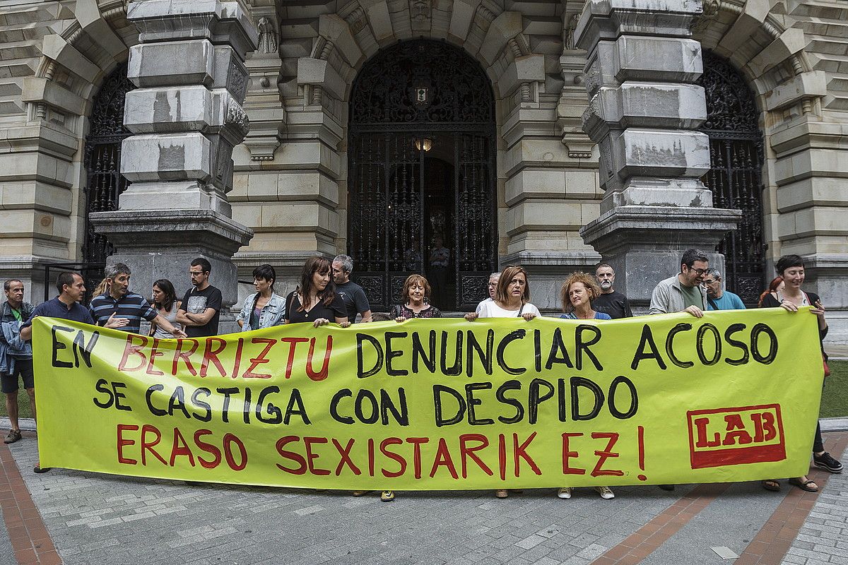 LAB sindiaktuaren protesta, atzo, Bilbon. ARITZ LOIOLA / FOKU. LAB sindiaktuaren protesta, atzo, Bilbon. ARITZ LOIOLA / FOKU.