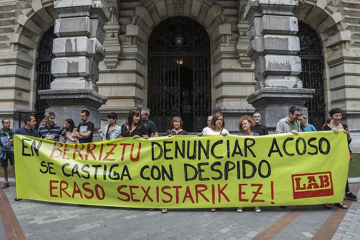 LAB sindiaktuaren protesta, atzo, Bilbon. ARITZ LOIOLA / FOKU.