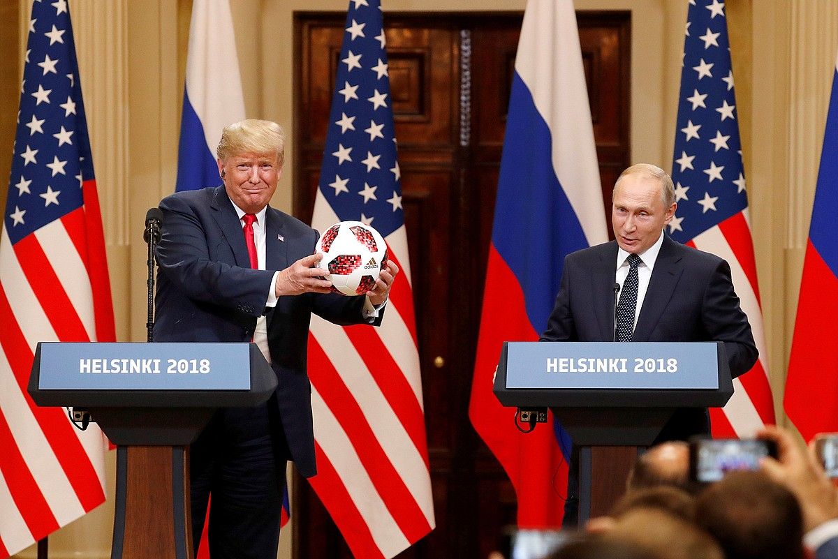 Donald Trump AEBetako presidentea Vladimir Putin Errusiakoak oparitutako baloiarekin, atzo, Helsinkin. ANATOLY MALTSEV / EFE.