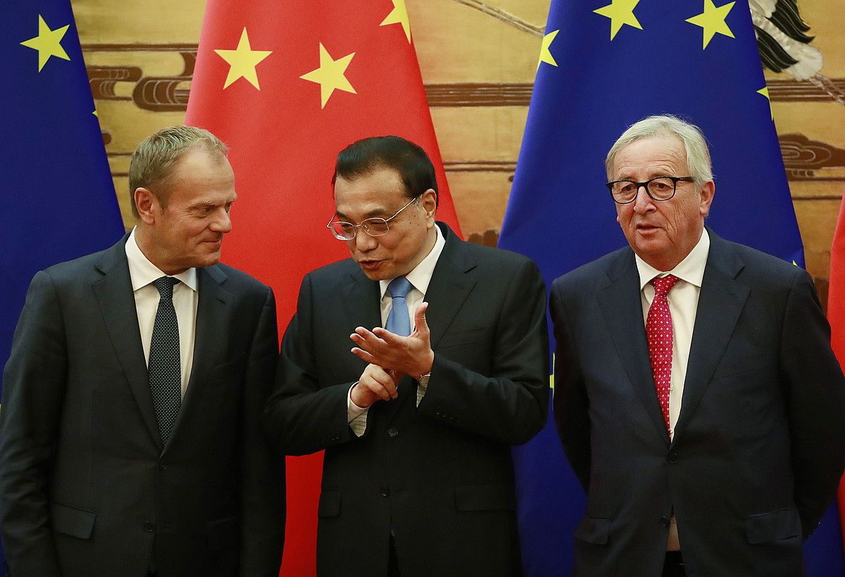 Donald Tusk, Li Keqiang eta Jean-Claude Juncker, atzo, Pekingo goi bileran. HOW HWEE YOUNG / EFE.