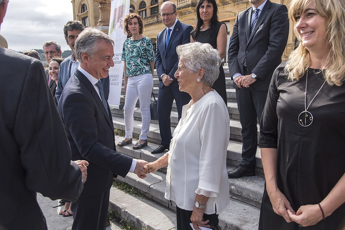 Teresa del Valle, atzo, Iñigo Urkullu agurtzen. ANDONI CANELLADA / FOKU.